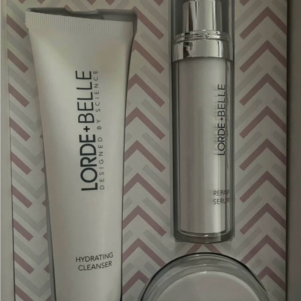White Cleanser & Exfoliant Skincare Lorde + Belle